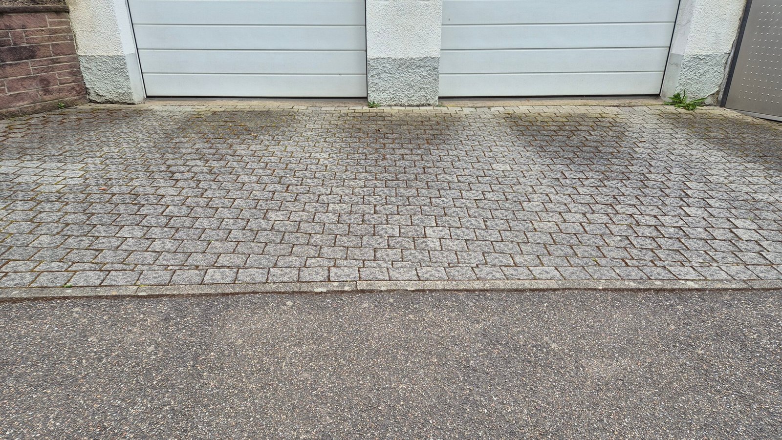 Vorher – Einfahrt vor der Steinreinigung in Ettlingen