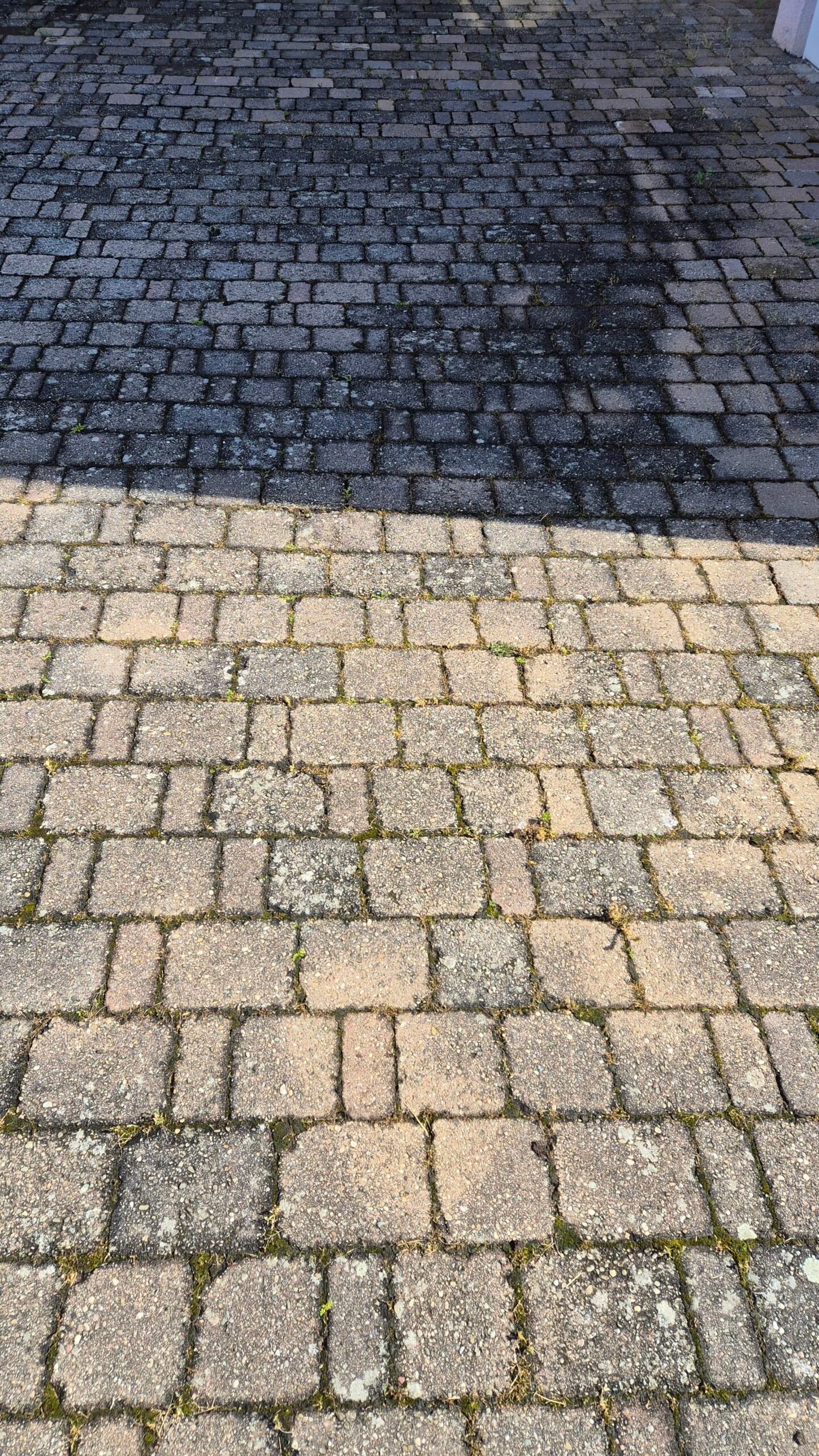 Vorher – Einfahrt vor der Steinreinigung in Bretten