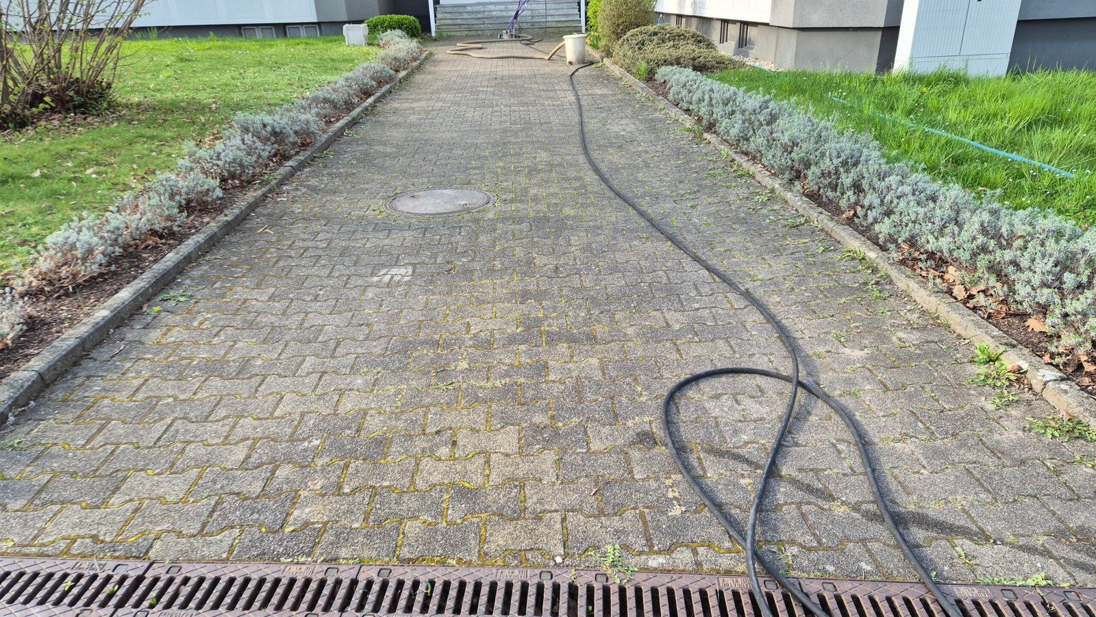 Vorher – Gewerbefläche vor der Steinreinigung