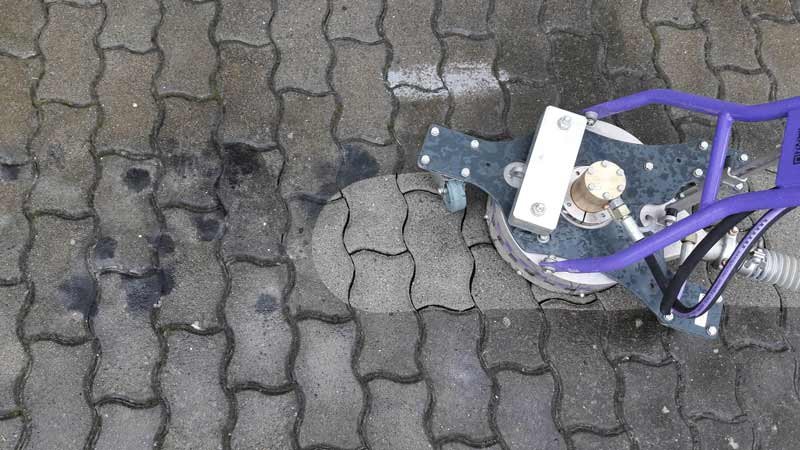 Öl- und Fleckenentfernung auf Pflasterflächen
